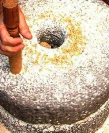 Dağdan özenle seçiyor, taşları tek tek elleriyle yontuyor! İçine giren her şey una dönüşüyor