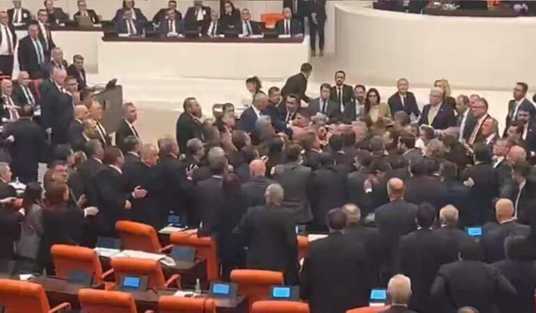 TBMM’de 2026 yılı bütçesi kabul edildi: AK Parti ve CHP’li vekiller arasında kavga çıktı