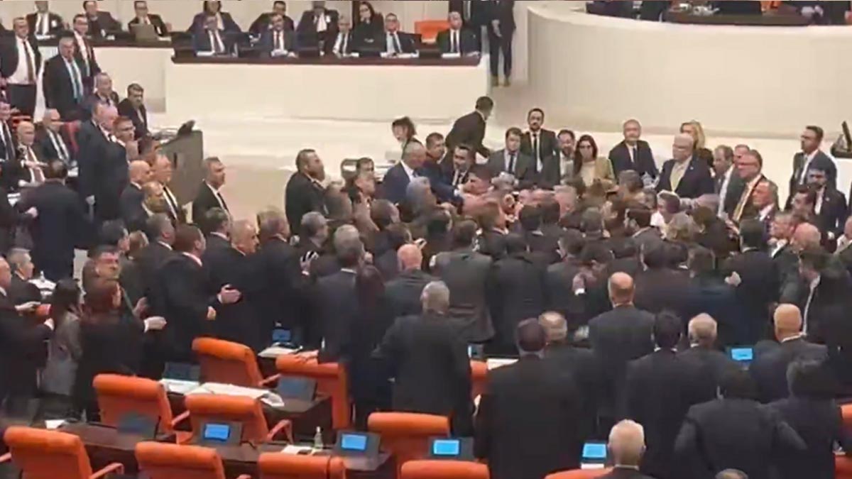 TBMM’de 2026 yılı bütçesi kabul edildi: AK Parti ve CHP’li vekiller arasında kavga çıktı