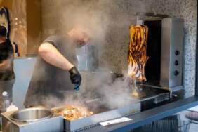 Ne etten yapılıyor ne de tavuktan! Bu döner bir başka: Almanya’nın yeni nesil döneri için kuyruklar uzuyor