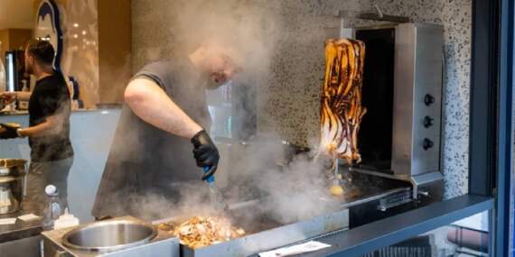 Ne etten yapılıyor ne de tavuktan! Bu döner bir başka: Almanya’nın yeni nesil döneri için kuyruklar uzuyor