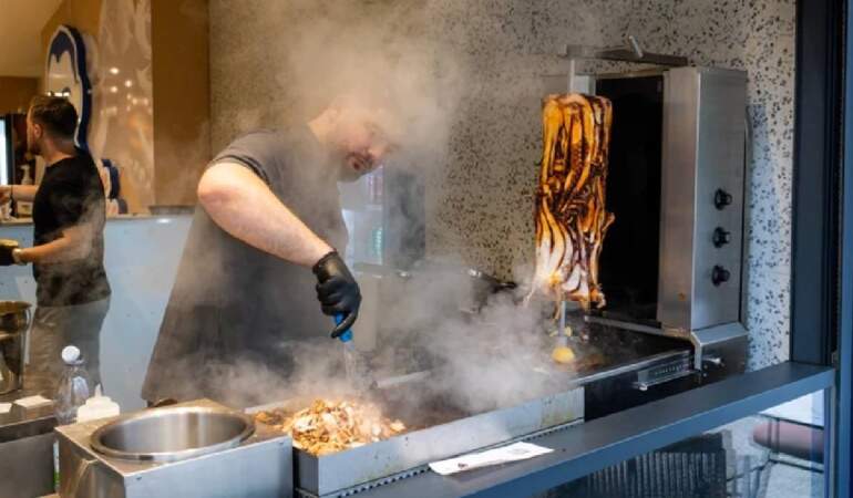 Ne etten yapılıyor ne de tavuktan! Bu döner bir başka: Almanya’nın yeni nesil döneri için kuyruklar uzuyor