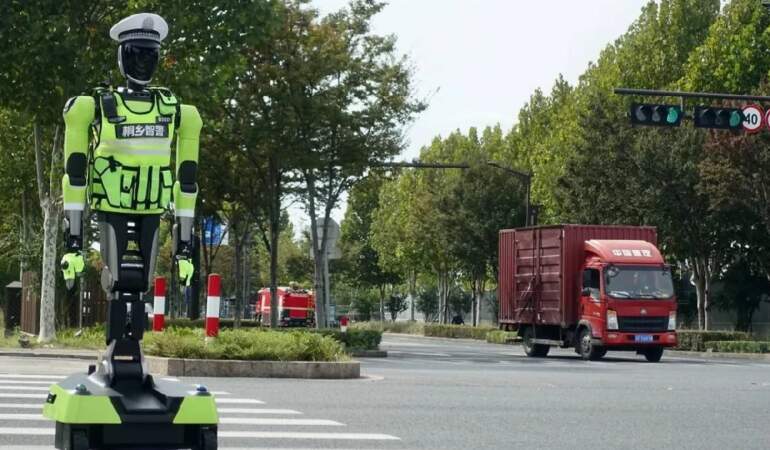 Hangzhou’da yapay zeka devrimi: Hangxing No 1 trafik robotu ilk mesaisini yaptı