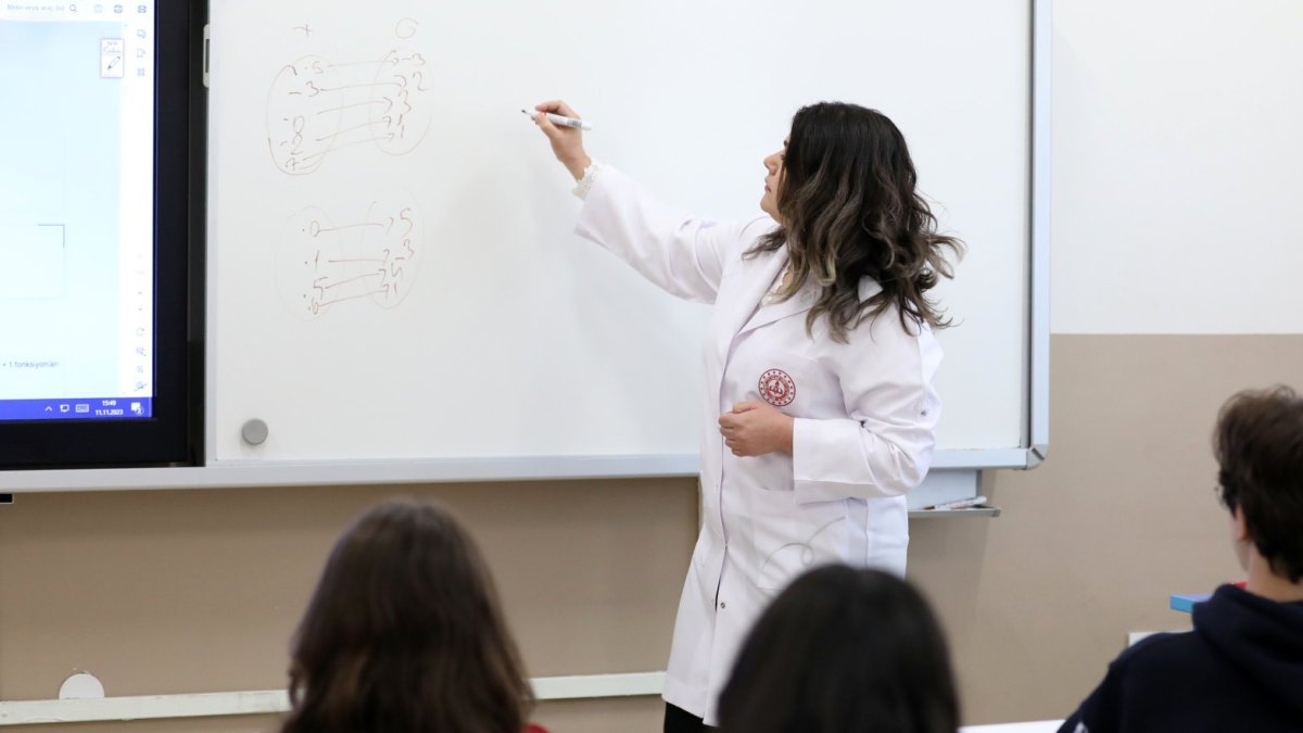 Fenomen öğretmenlere inceleme: Sosyal medya hesapları mercek altında