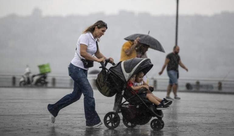 İstanbul’da kış fren yaptı: Soğuk yok, yağmur var