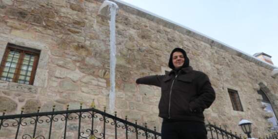 Dondurucu soğuklar hayatı durma noktasına getirdi! Tarihi handan 4 metrelik dev buz sarkıtları sarktı