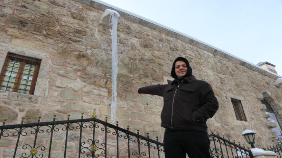 Dondurucu soğuklar hayatı durma noktasına getirdi! Tarihi handan 4 metrelik dev buz sarkıtları sarktı