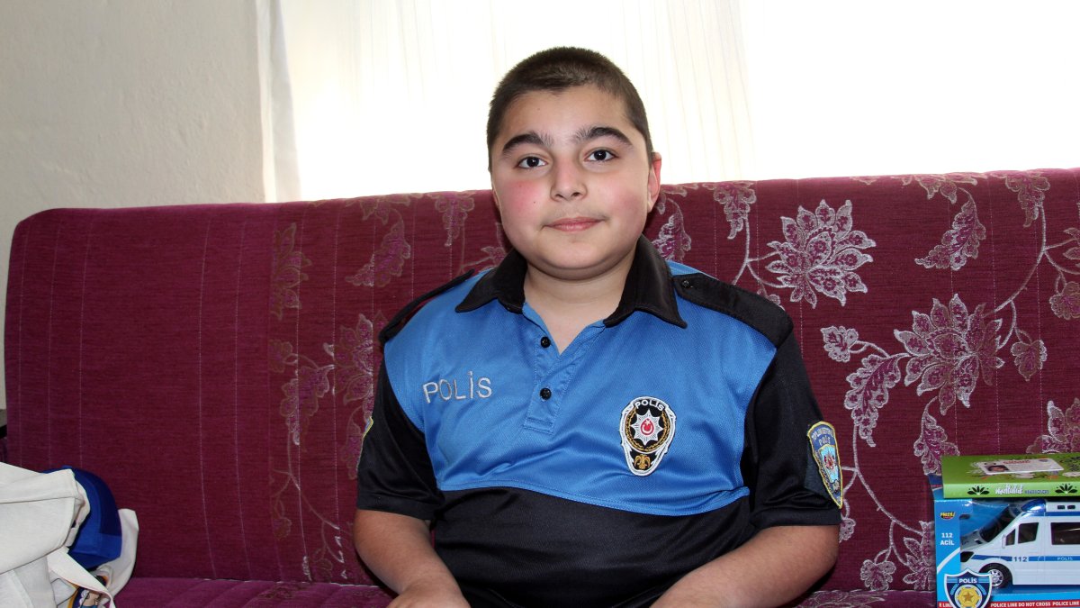 Bedensel engeli nedeniyle evde eğitim gören Mahmut Efe’nin polislik hayali gerçek oldu! Üniformasını giydi, devriyeye çıktı