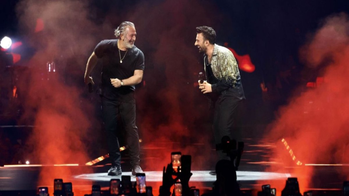 Tarkan ve Cem Yılmaz aynı sahneye çıkmıştı! Sosyal medyayı sallayan yaş tartışmasına Cem Yılmaz’dan cevap geldi