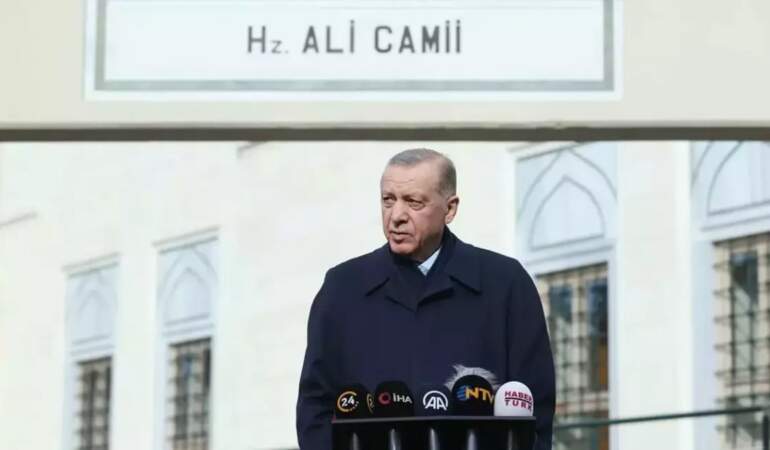 Erdoğan, cuma namazını Hz. Ali Camisi’nde kıldı