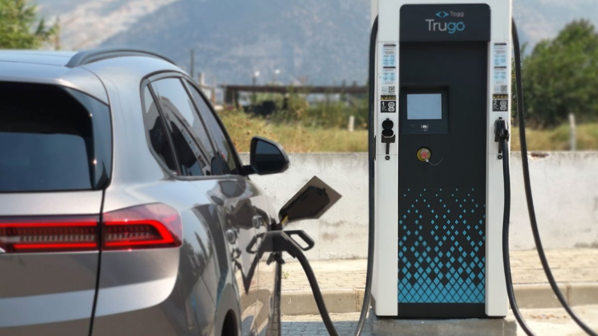 Elektrikli araçların kış karnesi açıklandı: Tesla verimlilikte zirvede, BYD sınıfta kaldı, menzil kralı ise Almanlardan çıktı