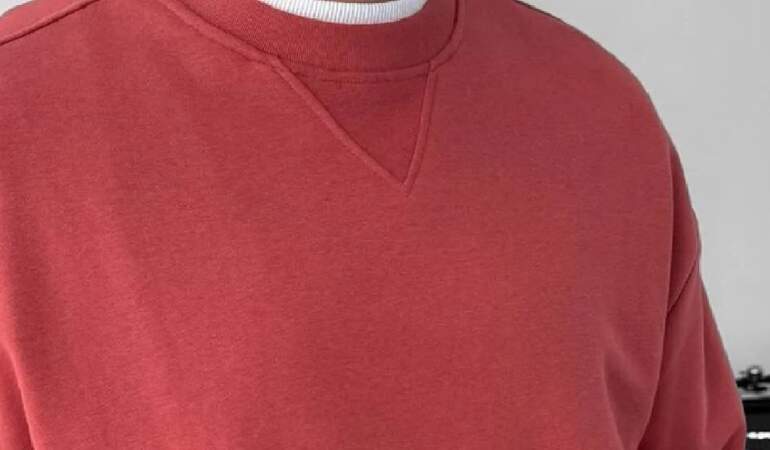 Herkes moda sanıyor ama değil! Kıyafet yakalarındaki üçgen ne işe yarıyor? İşte gerçek amacı