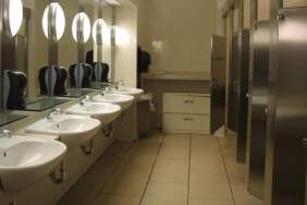 Sadece tasarım değilmiş! AVM tuvalet kapılarının kısa olmasının şaşırtıcı nedenleri