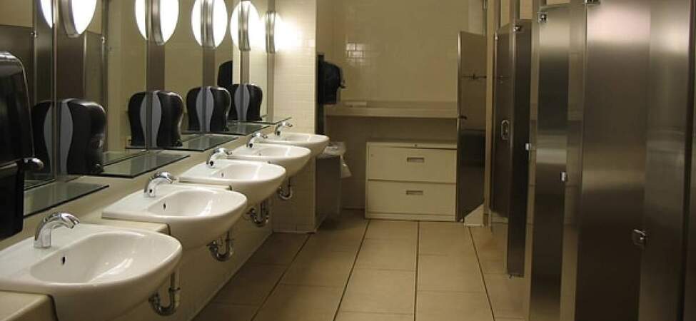 Sadece tasarım değilmiş! AVM tuvalet kapılarının kısa olmasının şaşırtıcı nedenleri