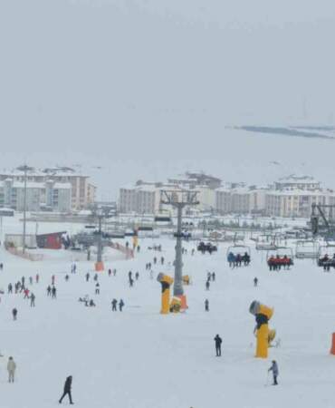 Sarıkamış’ta kristal kar şöleni: Kayakseverler sarıçam ormanlarına akın ediyor