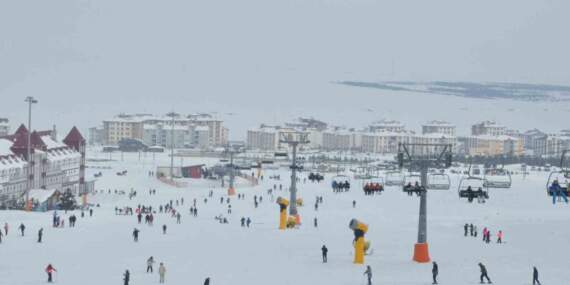 Sarıkamış’ta kristal kar şöleni: Kayakseverler sarıçam ormanlarına akın ediyor