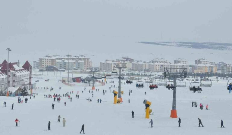 Sarıkamış’ta kristal kar şöleni: Kayakseverler sarıçam ormanlarına akın ediyor