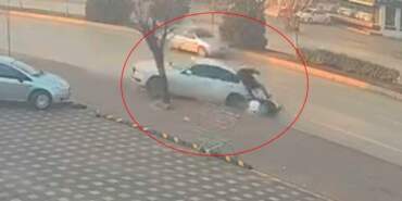 Bursa’da dehşet anları: Otomobil önce motosiklete sonra ağaca çarptı!