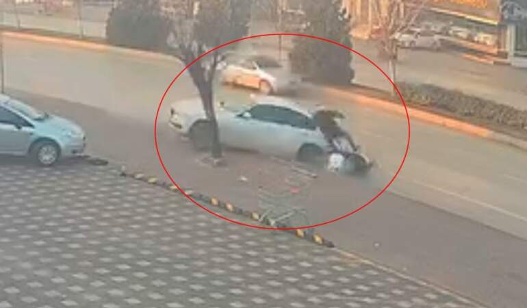 Bursa’da dehşet anları: Otomobil önce motosiklete sonra ağaca çarptı!