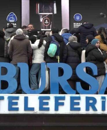 Uludağ’da teleferik çilesi: Zirve yolunda 500 metrelik insan kuyruğu!
