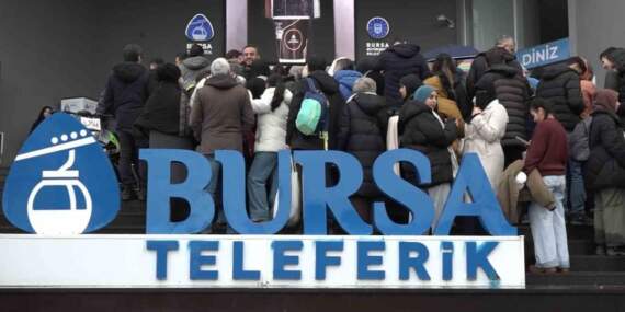 Uludağ’da teleferik çilesi: Zirve yolunda 500 metrelik insan kuyruğu!