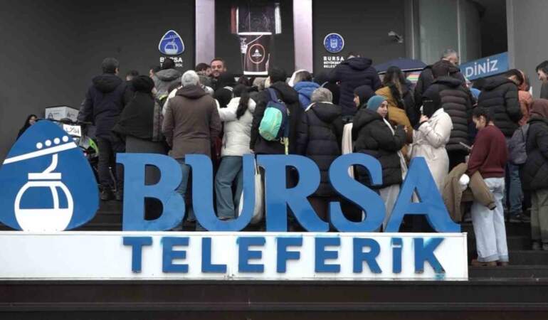 Uludağ’da teleferik çilesi: Zirve yolunda 500 metrelik insan kuyruğu!