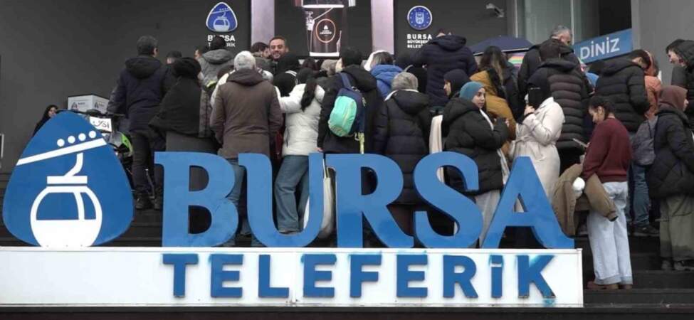 Uludağ’da teleferik çilesi: Zirve yolunda 500 metrelik insan kuyruğu!