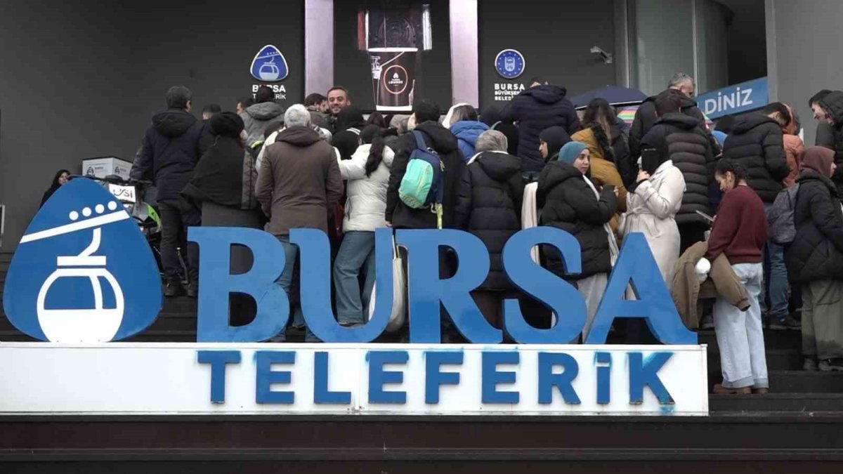 Uludağ’da teleferik çilesi: Zirve yolunda 500 metrelik insan kuyruğu!