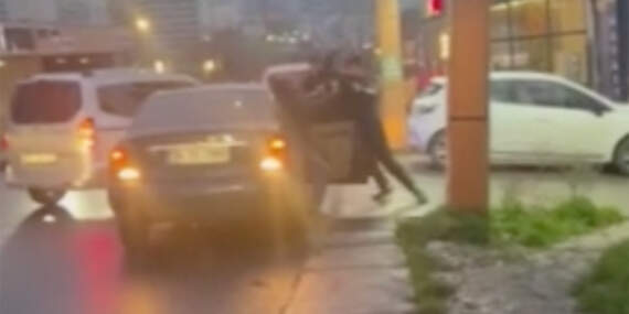 Trafik eşkiyaları dehşet saçtı! Yol verme kavgasında sürücü darbedildi, burnu ve elmacık kemiği kırıldı