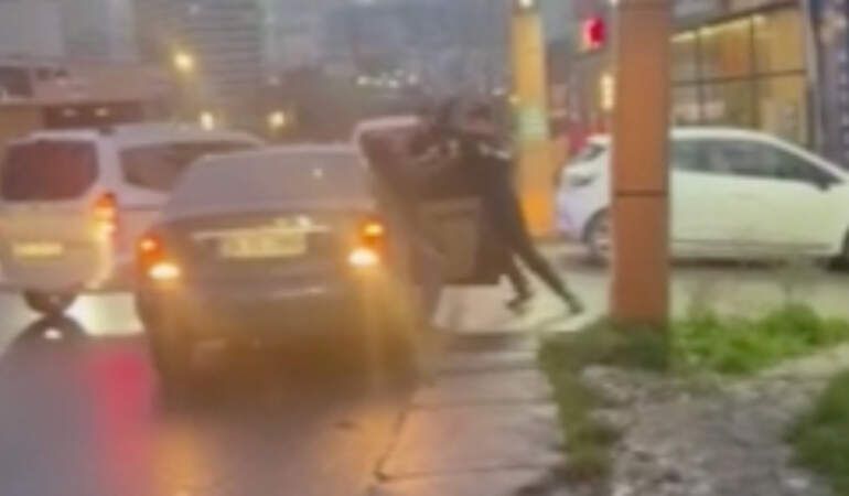Trafik eşkiyaları dehşet saçtı! Yol verme kavgasında sürücü darbedildi, burnu ve elmacık kemiği kırıldı