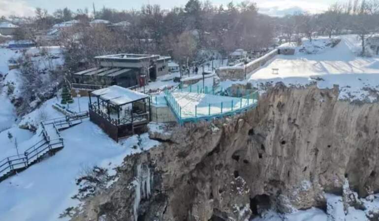 Yüzlerce metre yükseklikteki cam teras turistlerin yeni gözdesi oldu! Çevre illerden akın ediyorlar: Tarih, doğa, adrenalin…