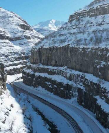 Şırnak’ta Sibirya soğukları: etkisini gösterdi! Dağlarda dev buz şelaleleri oluştu