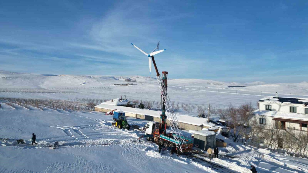 Dededen kalma mesleğini teknolojiyle birleştirdi! Çiftçilerin elektrik sorununu kökten çözdü: Bölgenin öncüsü