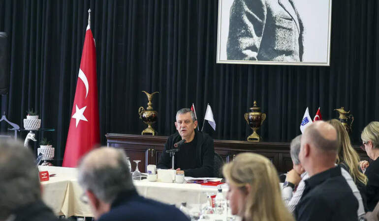 Özgür Özel kurmaylarıyla pazar kampında