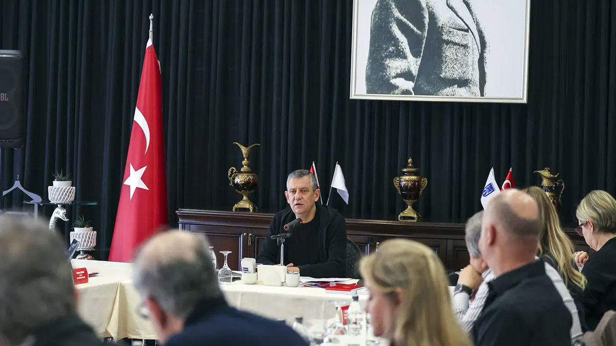 Özgür Özel kurmaylarıyla pazar kampında