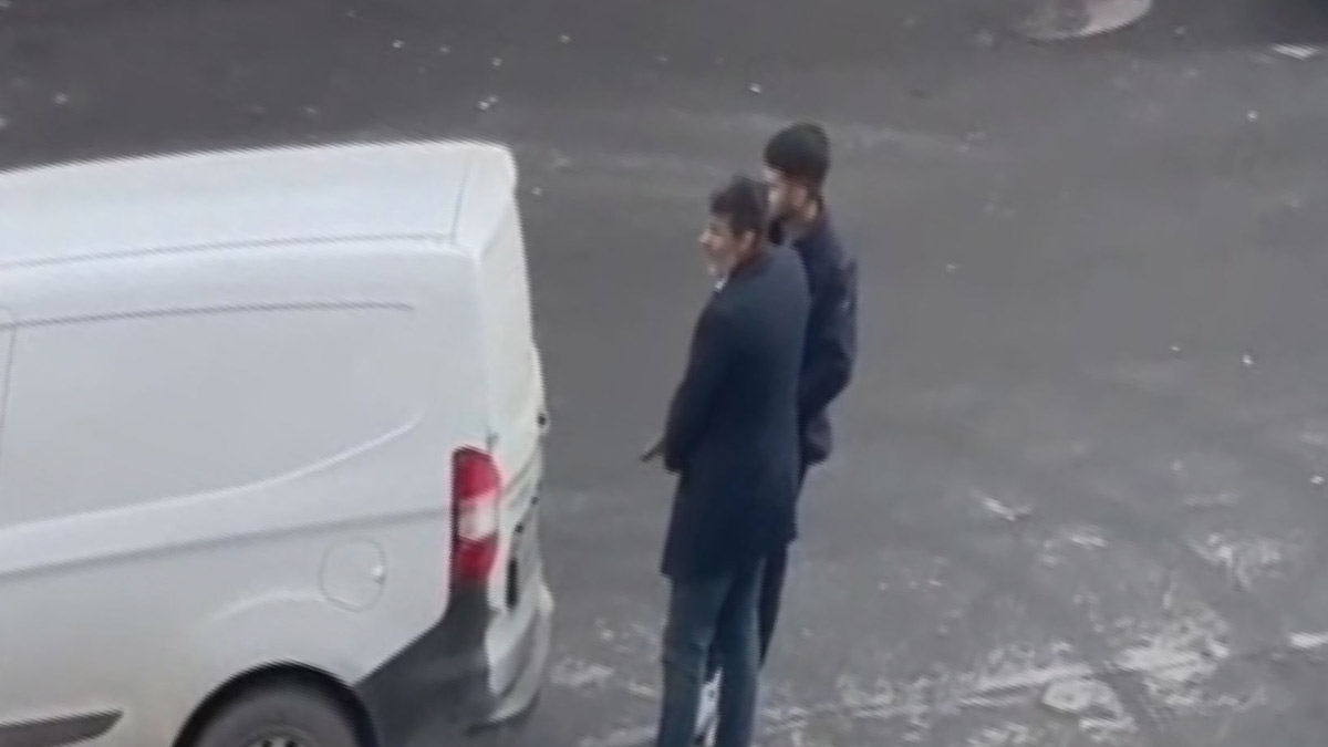 Sultangazi’de sokak ortasında akraba kavgası! ‘Erkeksen dışarı çık’ dedi silah çekti