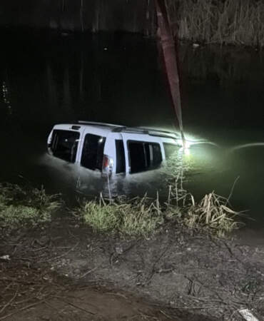 Eskişehir’de el freni çekilmeyen araç Porsuk Çayı’na düştü