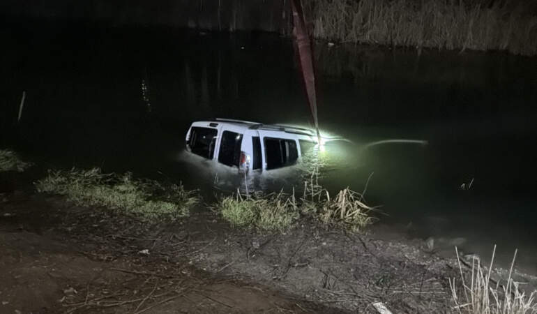 Eskişehir’de el freni çekilmeyen araç Porsuk Çayı’na düştü