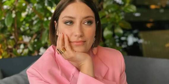 Hazal Kaya yaptı herkes çok konuştu! Ünlü oyuncunun esprili yanıtı güldürdü: ‘Daha Tarkan’la tanışmadım’