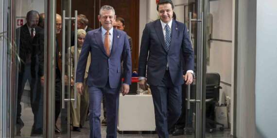 Özgür Özel ile Mahmut Arıkan görüştü: Gündemde erken seçim, ekonomi ve emekli maaşları vardı