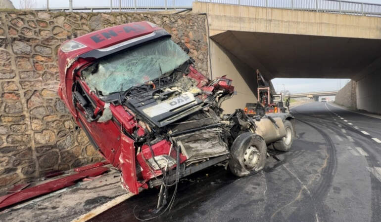 Alt geçit girişinde feci kaza! Tır hurdaya döndü, sürücü ağır yaralandı