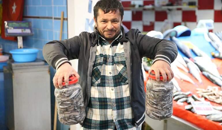 Hamsinin mevsimi geçmeden hazırlık başladı! Sofralar 4 mevsim bu lezzetle şenleniyor: Kilosu 1500 TL’den satışa sunuluyor