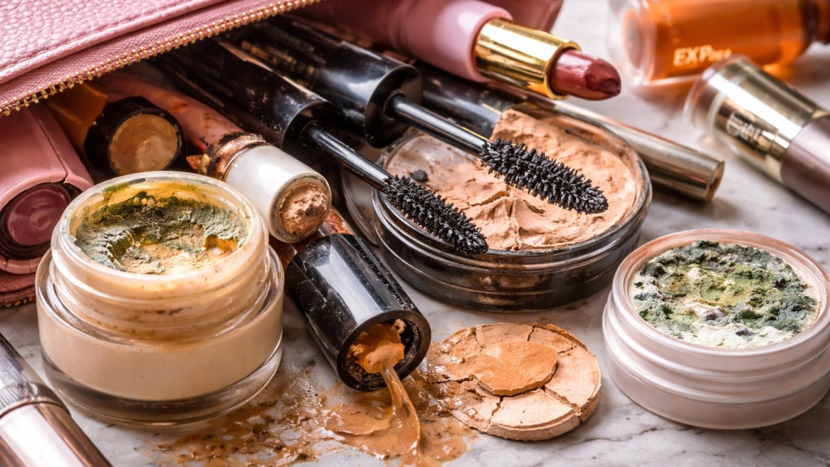 Makyaj çantanızdaki gizli tehlike! Son kullanma tarihi geçmiş ürünleri tespit etmenin 4 yolu