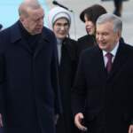 Erdoğan, Özbekistan Cumhurbaşkanı Mirziyoyev’i havalimanında karşıladı