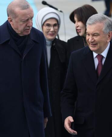 Erdoğan, Özbekistan Cumhurbaşkanı Mirziyoyev’i havalimanında karşıladı