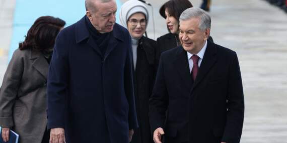 Erdoğan, Özbekistan Cumhurbaşkanı Mirziyoyev’i havalimanında karşıladı