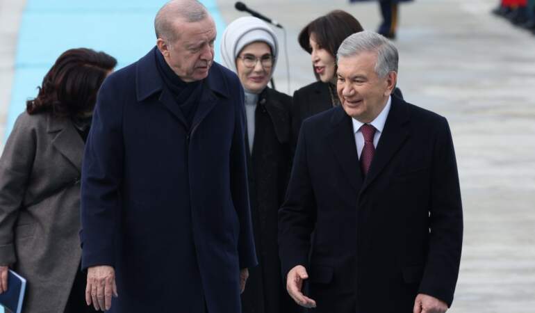 Erdoğan, Özbekistan Cumhurbaşkanı Mirziyoyev’i havalimanında karşıladı
