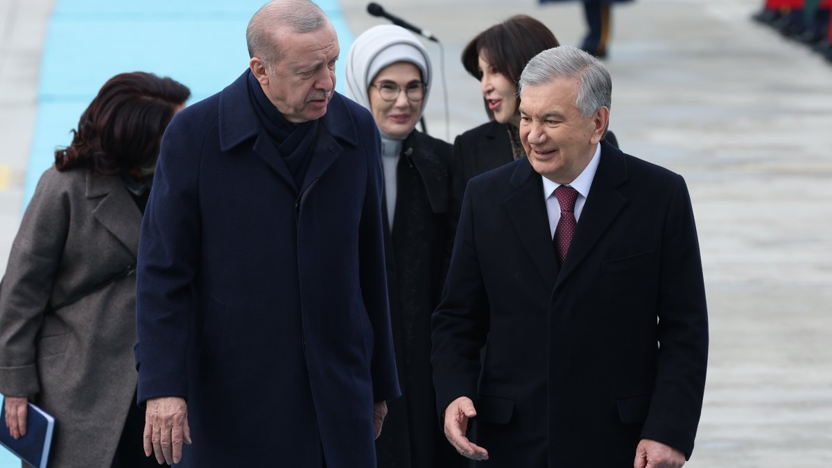 Erdoğan, Özbekistan Cumhurbaşkanı Mirziyoyev’i havalimanında karşıladı