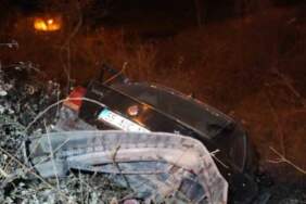 Otomobil 3 metreden aşağı uçtu! Sürücü burnu bile kanamadan kurtuldu