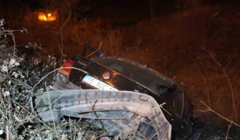 Otomobil 3 metreden aşağı uçtu! Sürücü burnu bile kanamadan kurtuldu